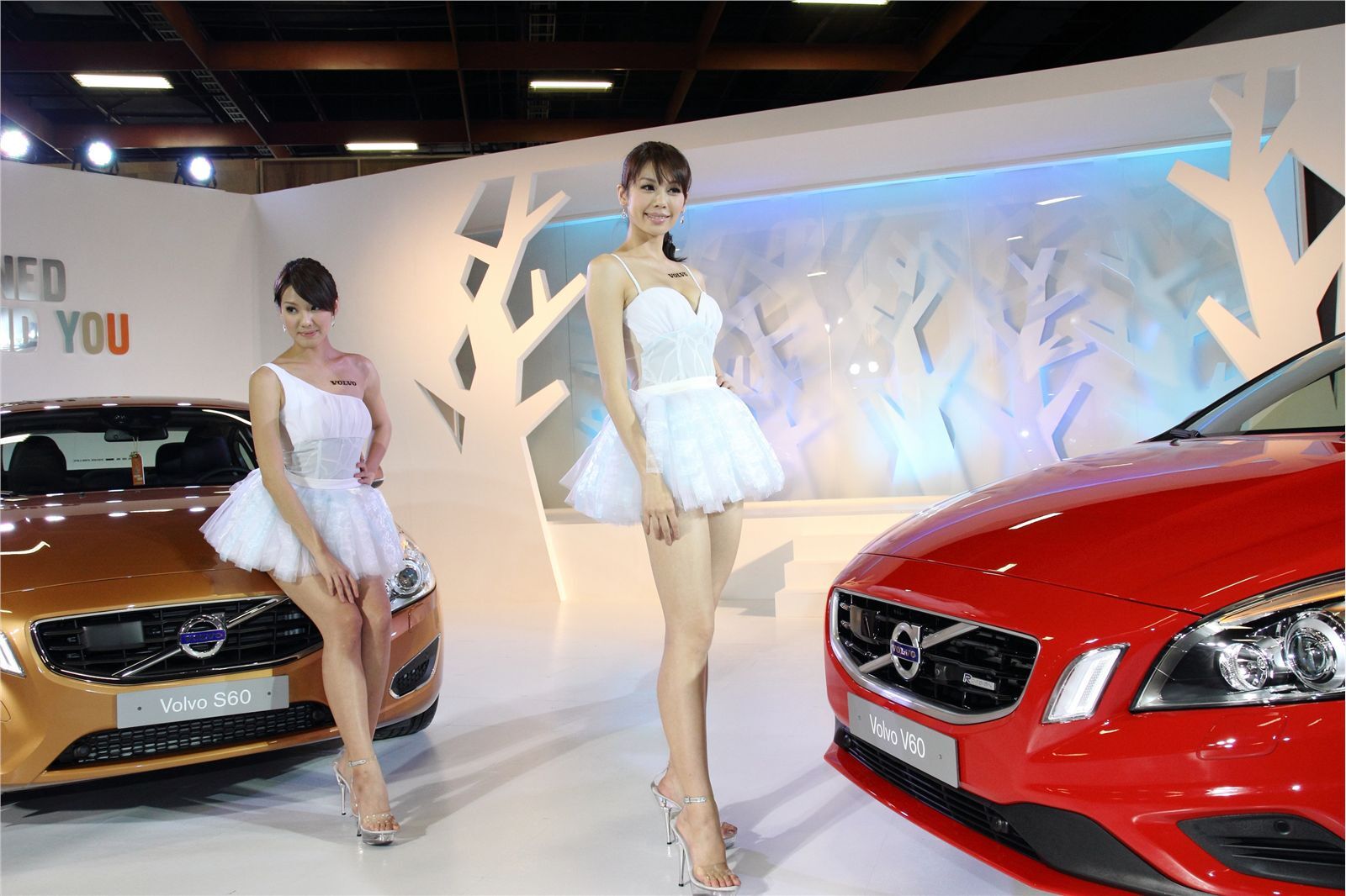 2012模特车展亮相走秀图片 多个美女集合